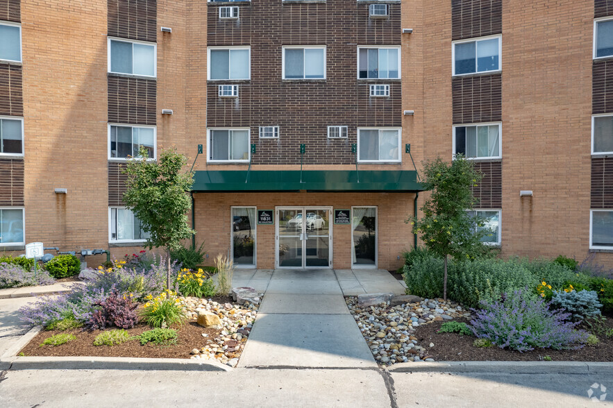 Building Photo - The Towers at Falling Water