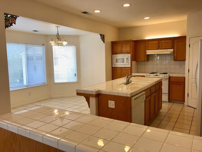 Building Photo - $2,595 Bullard & Polk, 4 Bedroom Home - W. Roberts Ave, Fresno