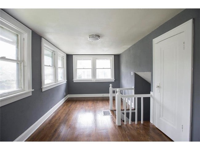 Building Photo - 5919 Kenwood Ave