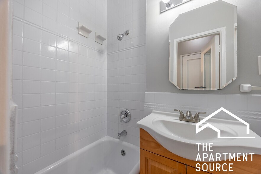 Building Photo - 1140 N La Salle Dr