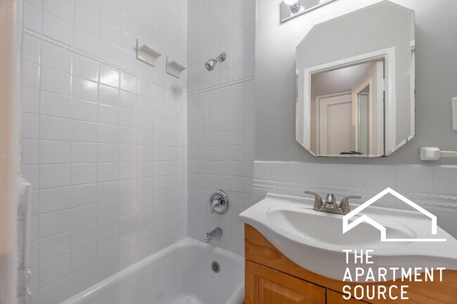 Building Photo - 1140 N La Salle Dr