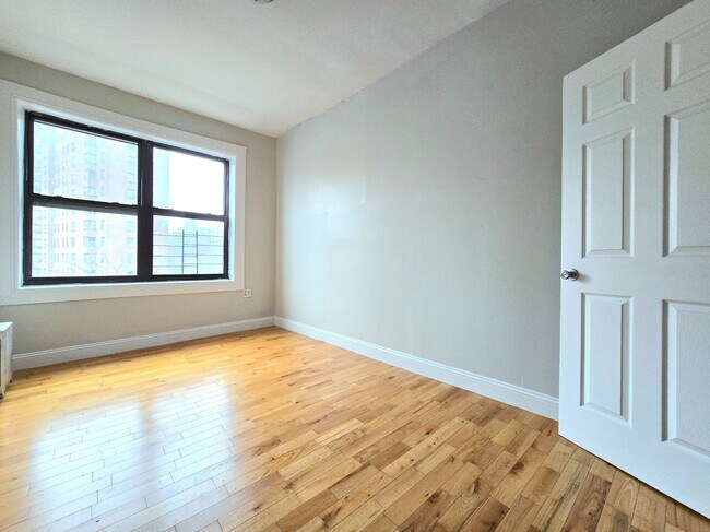 Building Photo - 184 Nagle Ave