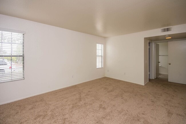 Building Photo - Spacious Dual-Master Condo!