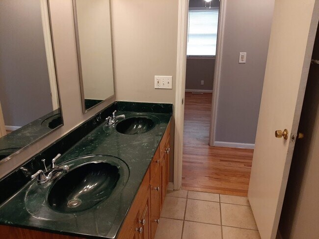 Building Photo - 105 Travis St