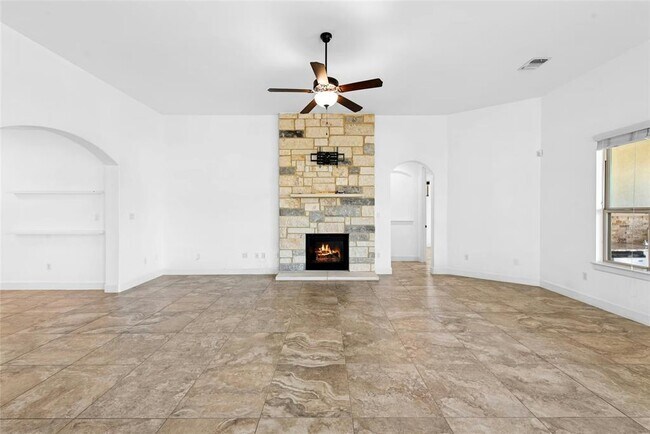 Building Photo - 404 Highland Village Dr