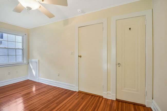 Building Photo - 806 Pelhamdale Ave