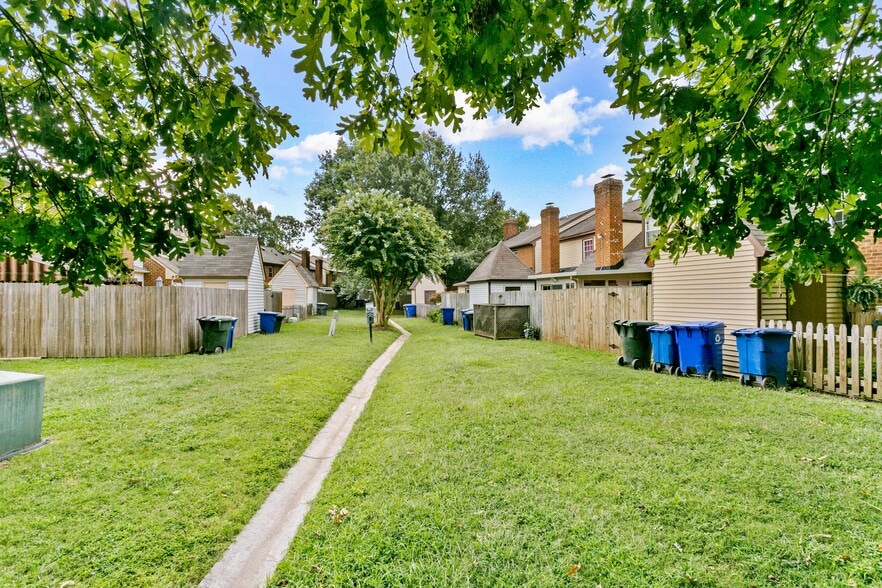 Common area behind townhouse - 117 Wellesley Dr