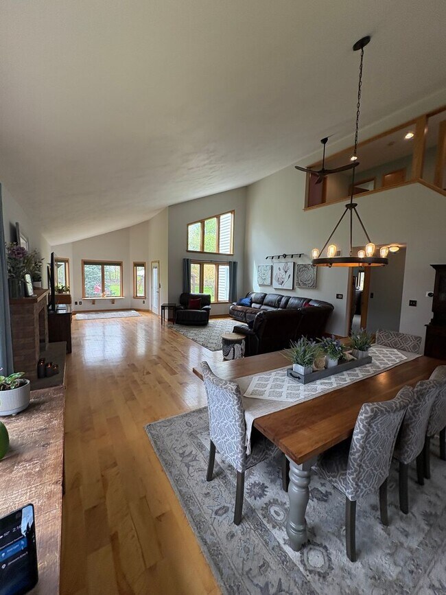 Building Photo - Large 4BR/2.5 BA Home w/ large yard & Central AC