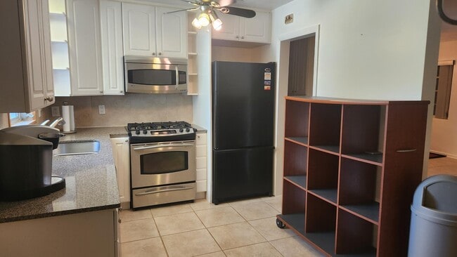 Building Photo - 225 E Ilex Dr