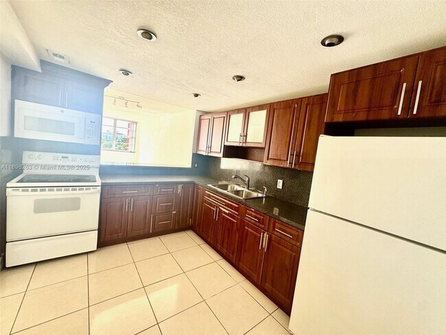 Building Photo - 1351 NE Miami Gardens Dr