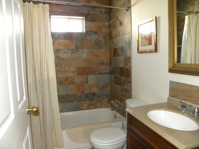 Main Bathroom - 1111 N Auburn Ave