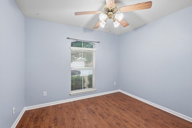Building Photo - Freshly Painted Spacious 4 Bedroom!