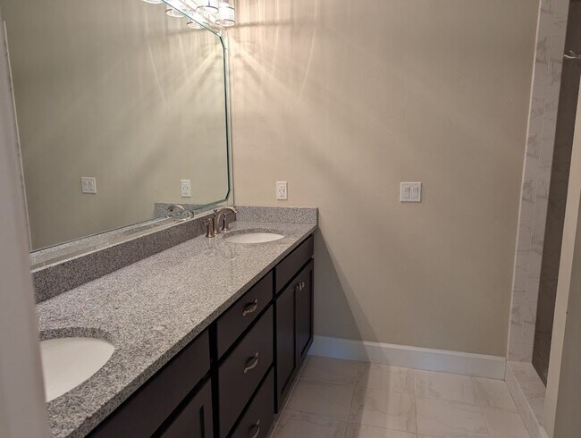 Building Photo - Townsend - 3 Bed 3 Bath Townhome