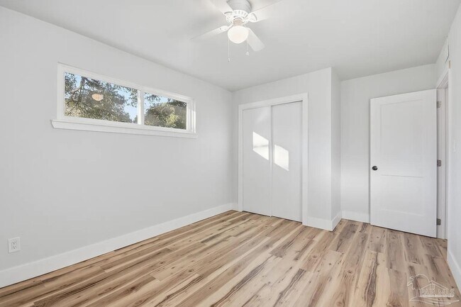 Building Photo - 522 S Edgewood Cir