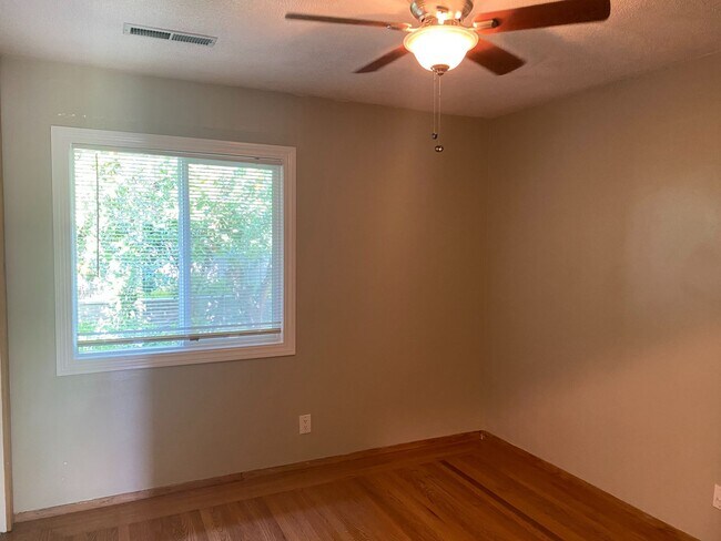 Building Photo - Stunning Three Bedroom House W/ Two Car Garage & Backyard!!