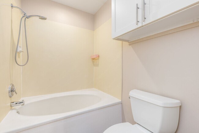 Building Photo - Pets Welcome!  2 bedroom, 2 bathroom single story townhouse
