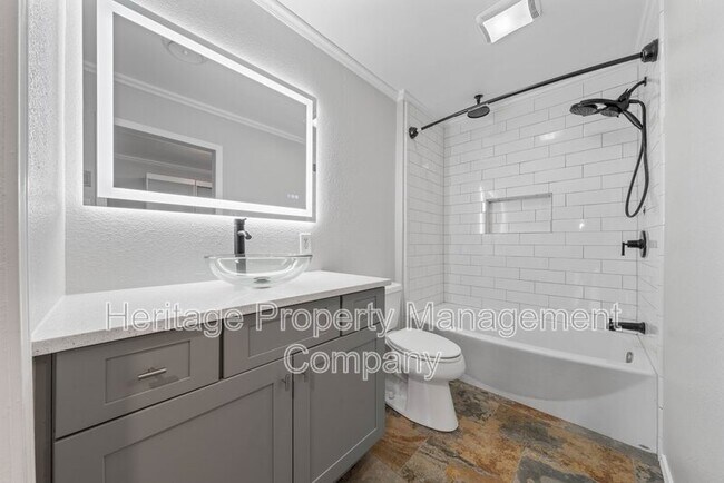 Building Photo - 640 Crest Ln
