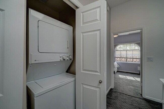 Building Photo - 6141 N 28th Pl