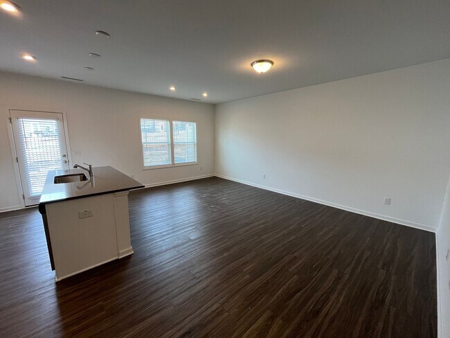 Building Photo - **OFFERING REFUNDABLE APPLICATION FEES & $100 MOVE IN PROMOTION** Stunning 3BD, 2.5BA Raleigh Tow...