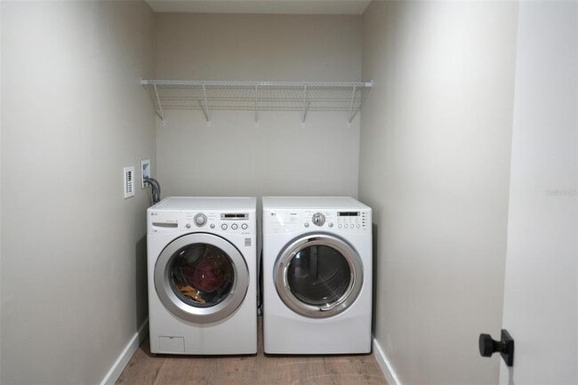 Building Photo - 1221 E Osborne Ave