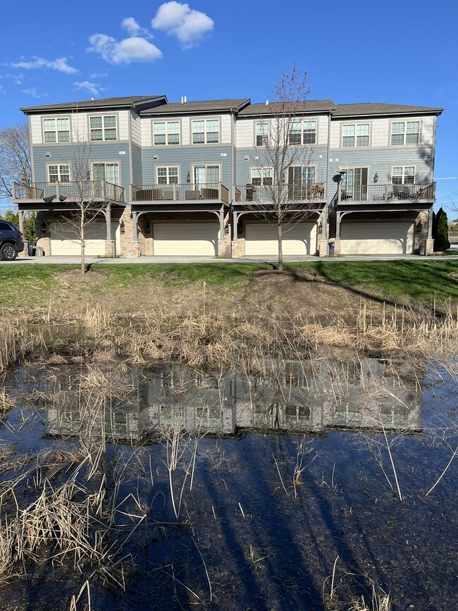 Building Photo - 712 Elm St