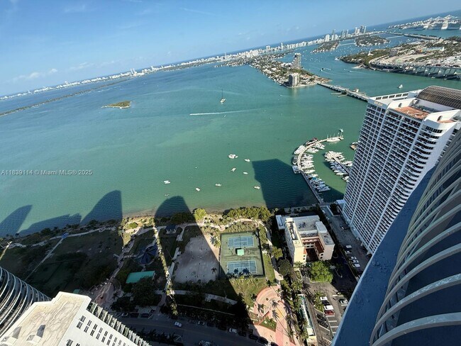 Building Photo - 1750 N Bayshore Dr