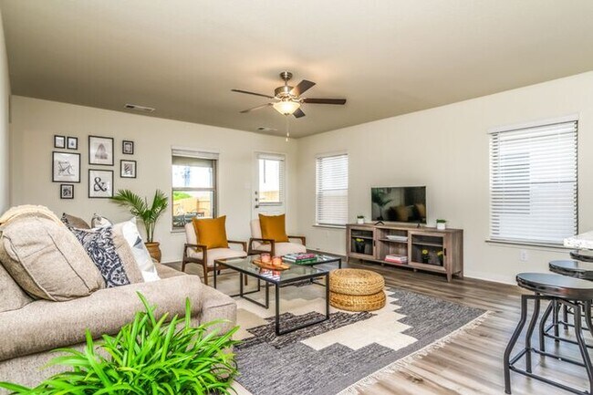 Building Photo - 721 Trinity Trl