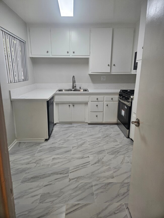 Building Photo - Canyon Gardens