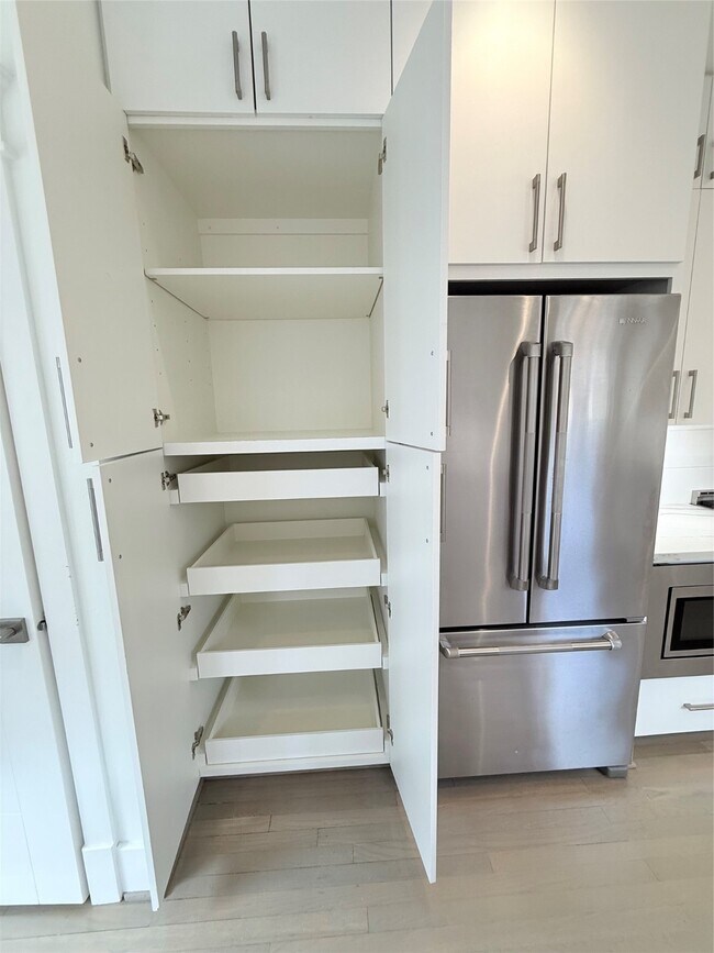 Building Photo - 804 Omar St