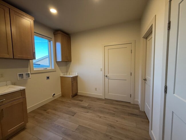 Building Photo - Now renting brand-new 3 bedroom, one study...