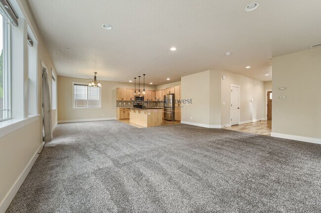 Building Photo - 552 NE 77th Ave
