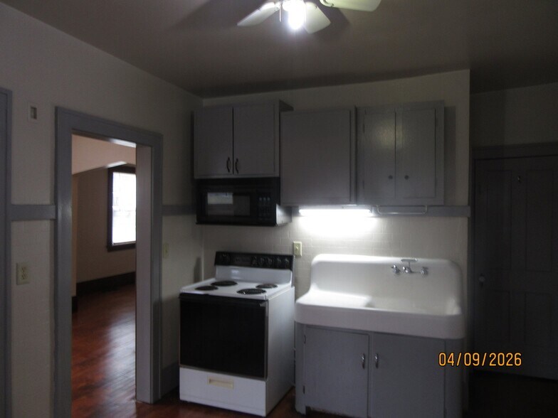 Building Photo - 335 6th Ave