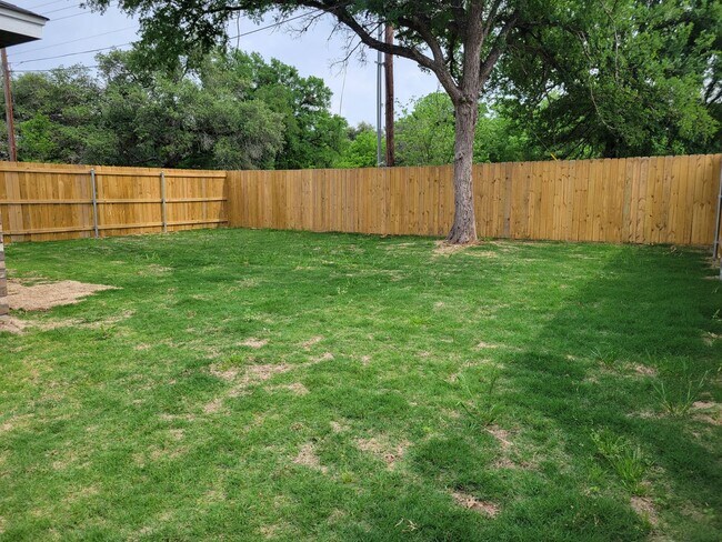 Building Photo - 1606 Pontotoc