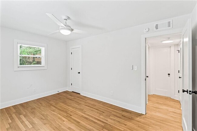 Building Photo - 425 Holderness St SW