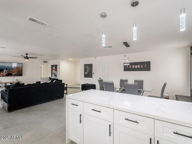 Building Photo - 5817 S Siesta Ln