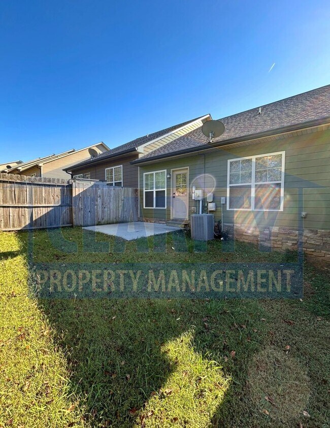 Building Photo - Single-level two bedroom townhome!
