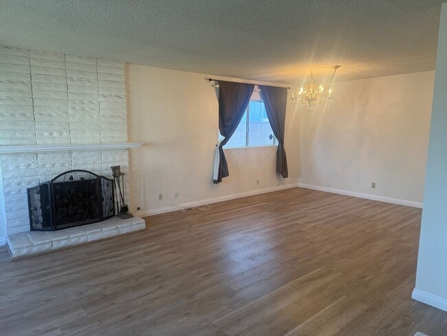 Building Photo - SPACIOUS 4 BEDROOM 3 BATH HOME