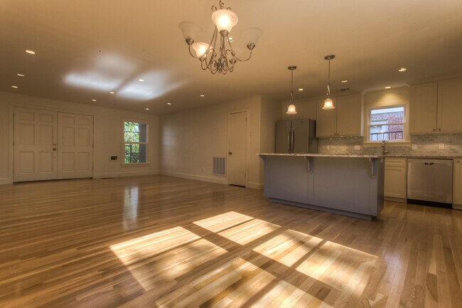 Building Photo - Fantastic Remodel in a Perfect Location!