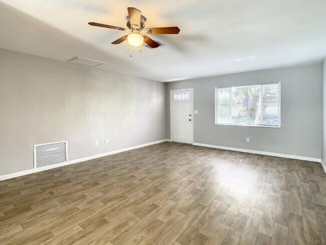 Building Photo - Beautiful 2/2 ~1000Sq. Ft. with NEW floors...