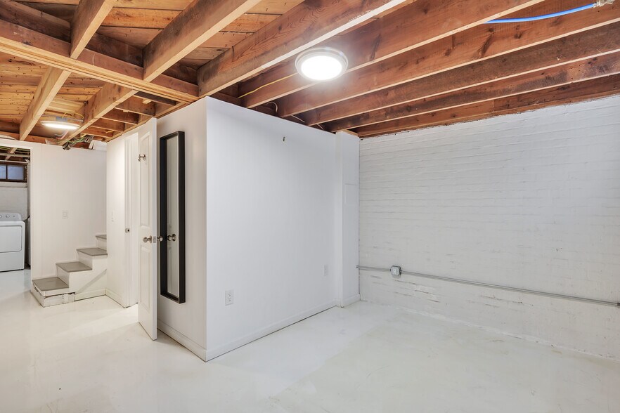 Building Photo - 109 E 26th Pl