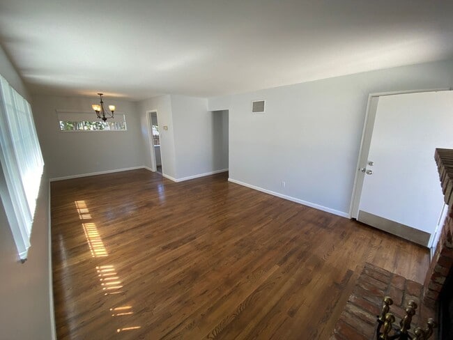 Building Photo - Charming 3 Bedroom Home in Quiet Tree-Line...