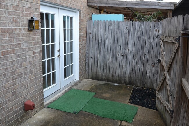 Building Photo - 6111 Beverly Hill St