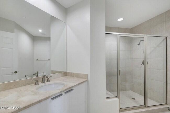 Building Photo - 241 Riverside Dr