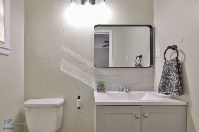 Building Photo - 3 bedroom FULL RENOVATED in 2023! ALL APPLIANCES provided!