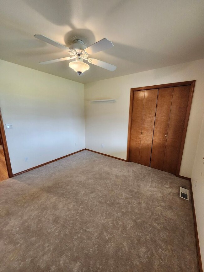 Building Photo - New Listing in a Beautiful Location in a Golf Community