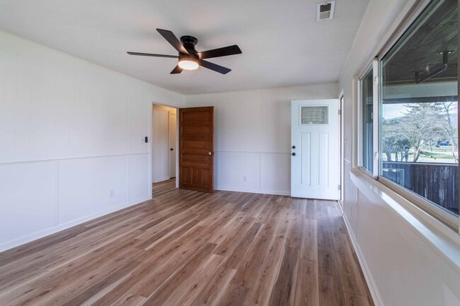 Building Photo - Close to Hike/Bike Path