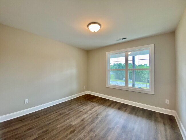 Building Photo - Beautiful Home!