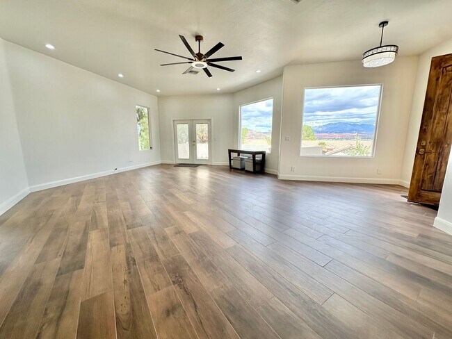 Building Photo - Beautiful 3-bed 2 bath Home! VIEWS VIEWS V...