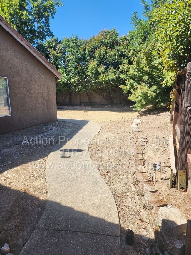 Building Photo - West Roseville 3 bedroom 2 bathroom 1406 sqft Three Car Garage Walking to Wood Creek High