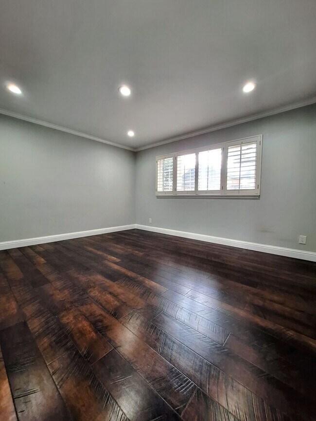Building Photo - Beatifully Remodeled 3bd Single Story Hous...